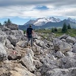 Sullo sfondo della Marmolada attraverso un labirinto di blocchi di pietra