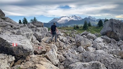 Vor der Kulisse der Marmolata durch ein Gewirr aus Steinblöcken