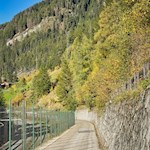 Zuletzt führt die Wanderung auf dem Radweg zurück nach Gossensass