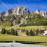 Blick vom unteren Dorfrand auf den Sass Ciampiac