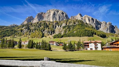 Blick vom unteren Dorfrand auf den Sass Ciampiac