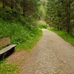 Längs des Valser Rundweges laden Rastbänke zum Verweilen ein