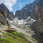 Von hohen Felswänden umrahmt präsentiert sich die Langkofelhütte