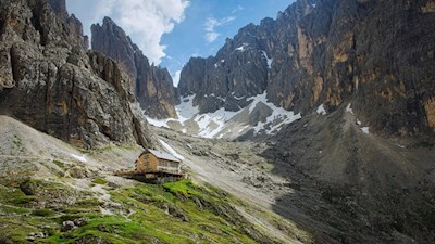 Von hohen Felswänden umrahmt präsentiert sich die Langkofelhütte