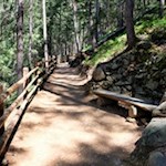 Längs des Weges laden Bänke zu einer kurzen Verschnaufpause ein