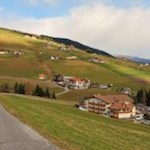 Die asphaltierte Straße führt zum Ausgangspunkt zurück