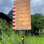 Die Wanderung zum ersten Wasserfall ist mit 25 Minuten ausgeschildert