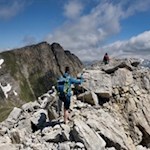 Über einen felsigen Gipfelgrat in Richtung Amthorspitze