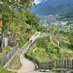 Von Naraun schlängelt sich ein breiter Wanderweg nach St. Hippolyt 