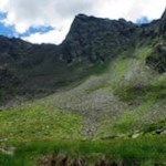 Mächtige Felsen und sattgrüne Wiesen umfrieden den Klaussee