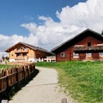 Auf der Rodenecker Alm lädt die Roner Alm zur Einkehr 