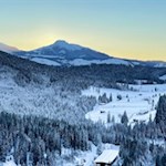 Mit Blick auf das Schwarz- und Weißhorn zum Elisabeth Denkmal