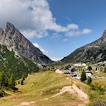 Al Passo Falzarego si stacca il sentiero escursionistico n. 441