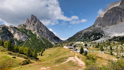 Am Falzaregopass zweigt der Wanderweg Nr. 441 ab