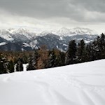Hinter uns erheben sich die Dolomiten