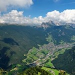 Blick auf die gegenüberliegende Raschötz und das tiefer liegende St. Ulrich