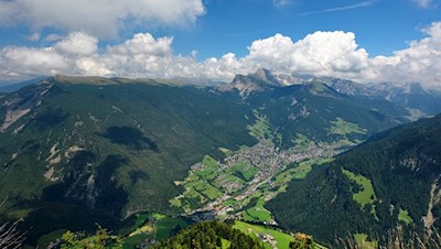 Blick auf die gegenüberliegende Raschötz und das tiefer liegende St. Ulrich