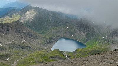 Während des Anstiegs auf die Wilde Kreuzspitze erschließen sich traumverlorene Ausblicke auf den Wilden See