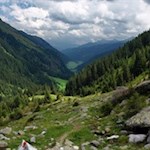 Auf steinbeschlagenen Wiesenpfaden zurück nach Flading