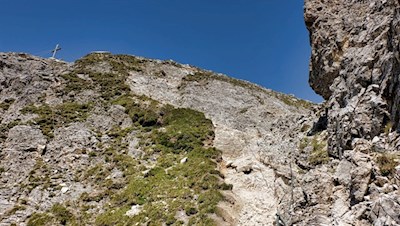 Der seilgesicherte Anstieg zum Gipfelkreuz der Telfer Weißen