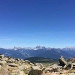 Traumverlorener Blick auf die gegenüberliegende Bergwelt