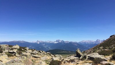 Traumverlorener Blick auf die gegenüberliegende Bergwelt