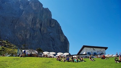 Die einladende Emilio Comici Hütte zu Füßen des Langkofel