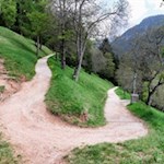 Der liebevoll angelegte, serpentinenförmige Besinnungsweg "Weg des Dialogs"