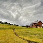 Durch malerische Wiesen zur Saraghes Hütte