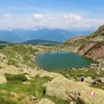 Der schimmernde Totensee besticht durch seinen Dolomitenblick