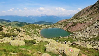 Der schimmernde Totensee besticht durch seinen Dolomitenblick