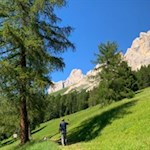 Der-Perlenweg-zieht-sich-durch-eine-märchenhafte-Landschaft