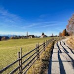Auf dem Weg Nr. 6 an verstreuten Häusern und Höfen vorbei nach Maria Weißenstein