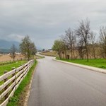 Zuletzt führt die Wanderung ein Sträßchen entlang nach Pfalzen