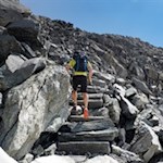 L'ultima parte della salita verso il rifugio Sasso Nero attraversa blocchi e gradini di pietra