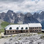 Schlernhaus-vor-der-Kulisse-des-Rosengarten