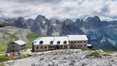 Schlernhaus vor der Kulisse des Rosengarten