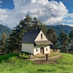 In einer ausgedehnten Lichtung thront das kleine Kirchlein St. Sebastian