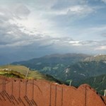 Die-Panoramatafel-auf-der-Seceda-gibt-Aufschluss-über-die-ringsum-aufragenden-Gipfel