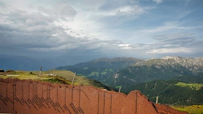 Die Panoramatafel auf der Seceda gibt Aufschluss über die ringsum aufragenden Gipfel