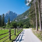 Vor der imposanten Kulisse der Sextner Dolomiten führt der sanfte Weg zur Talschlusshütte