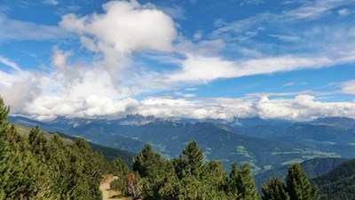 Fernblick auf die Dolomiten vom Latzfonser Kreuz