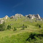 Die malerischen Vaciarawiesen zu Füßen des Peitlerkofel