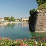 Numerosi gerani adornano la città fortezza di Peschiera del Garda