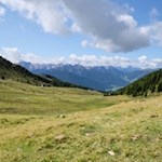 Über die weitläufigen Weidewiesen zur Taistner Alm