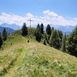 Ein-imposantes-Gipfelkreuz-krönt-das-Hörneggele