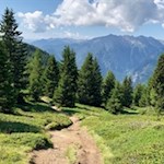 Vom Steinermandl fällt der Panoramaweg zur Anratterhütte ab