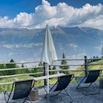 Liegestühle der Latscher Alm