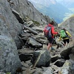 Der Weg auf die Rotbachlspitze führt über schiefriges Blockwerk