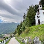 Kurz vor dem Großstahlhof folgt die Wanderung kurz einem Sträßchen